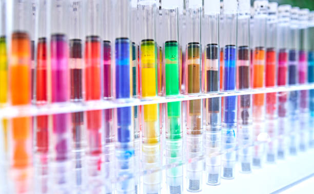 muestras de análisis multicolor en tubo de ensayo - test tube glass reagent red fotografías e imágenes de stock