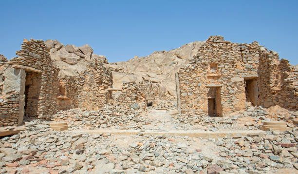 view across ruined buildings of old roman quarry town - desert egyptian culture village town imagens e fotografias de stock