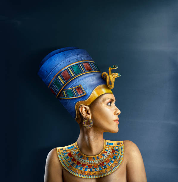 rainha egípcia com joias e coroa - nefertaris temple of hathor - fotografias e filmes do acervo