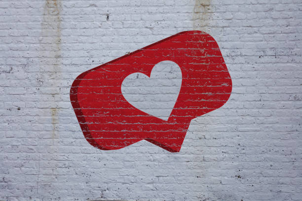 kształt serca na ceglanej ścianie - graffiti surface level color image paint zdjęcia i obrazy z banku zdjęć