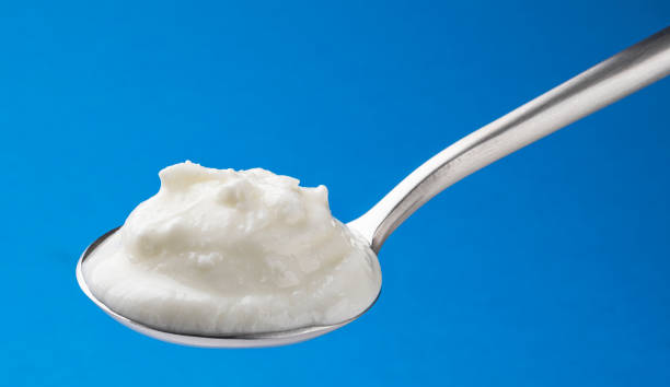 leche fresca cuajada, yogur agrio casero en cuchara - cuajar fotografías e imágenes de stock