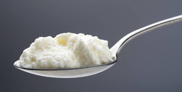 leche fresca cuajada, yogur casero en cuchara - cuajar fotografías e imágenes de stock