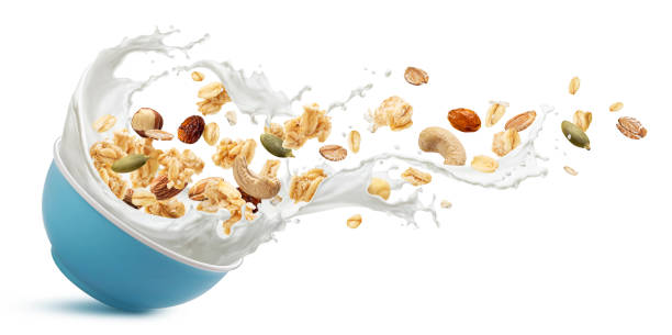 muesli, granola de aveia com respingo de leite - flying milk - fotografias e filmes do acervo