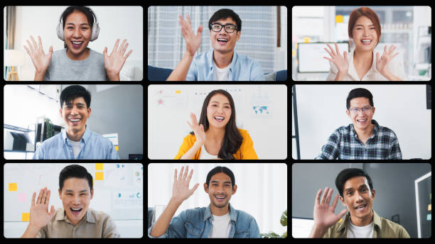 Group on young Asian business people, office coworker on video online conference call, remote team meeting. Work from home, internet communication technology, coronavirus social distancing lifestyle grupo sobre jóvenes asiáticos de negocios, compañero de trabajo de oficina en video llamada de conferencia en línea, reunión remota del equipo. trabajo desde casa, tecnología de comunicación en internet, estilo de vida de distanciamiento social por