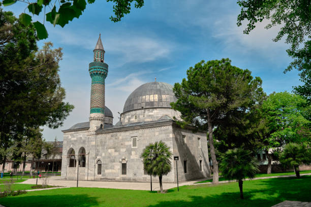 zielony meczet (yesil camii) w nicaea (iznik) słoneczny dzień w centrum miasta grupy dzieci gry w pobliżu mosqu - iznik zdjęcia i obrazy z banku zdjęć