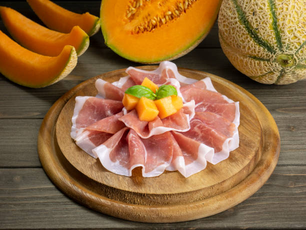 prosciutto schinken und melone. traditionelle italienische küche. rohschinken. - delicatessen meat cold cuts chopped stock-fotos und bilder