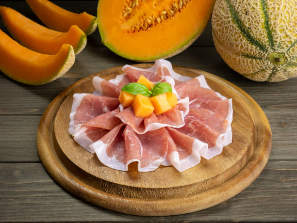 prosciutto e melone. cibo tradizionale italiano. prosciutto crudo. - delicatessen meat cold cuts chopped foto e immagini stock
