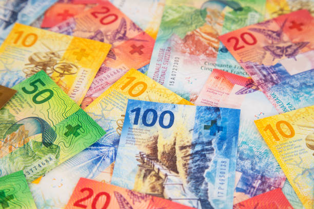 швейцарские франки - french currency фотографии стоковые фото и изображения