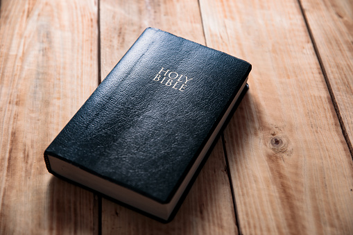 Santa Biblia sobre la mesa de madera photo