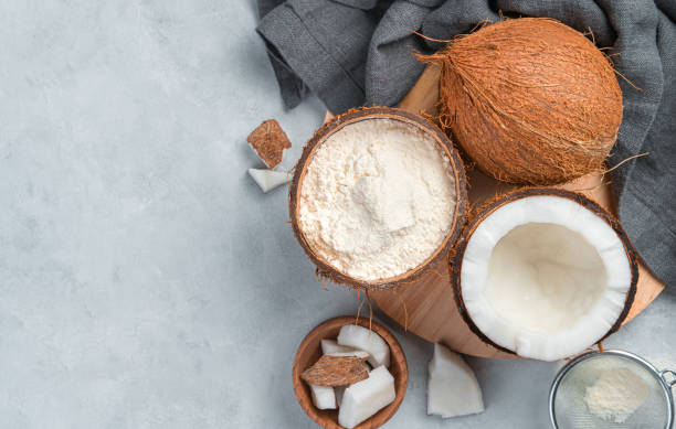 gesundes glutenfreies kokosmehl und frische kokosnuss auf grauem hintergrund - powdered coconut stock-fotos und bilder