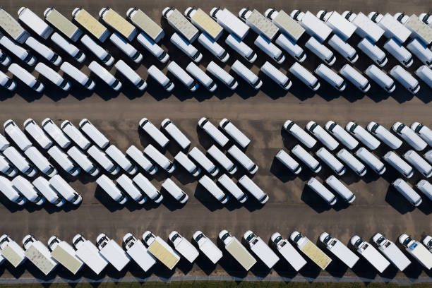 vue aérienne des fourgonnettes de livraison blanches - van white truck mini van photos et images de collection