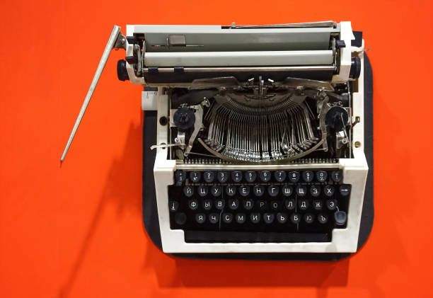 old-fashioned typewriter on a bright orange background - typebar business retro revival letter imagens e fotografias de stock