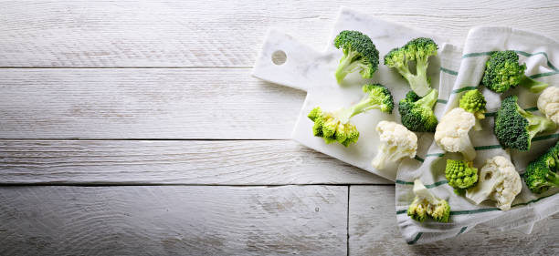 cavolfiore, broccoli romanesco e broccoli siciliani su fondo in legno bianco. visualizzazione superiore, spazio per il testo - romanesque broccoli cauliflower cabbage foto e immagini stock