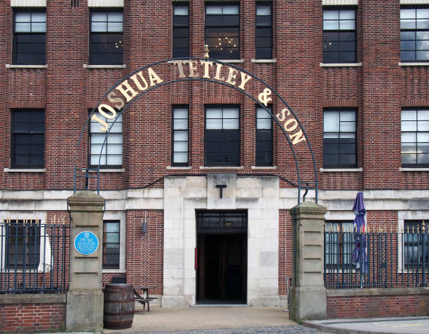 cartello sopra l'ingresso della galleria tetley a leeds uno storico edificio ex quartier generale del birrificio - leeds england museum famous place yorkshire foto e immagini stock