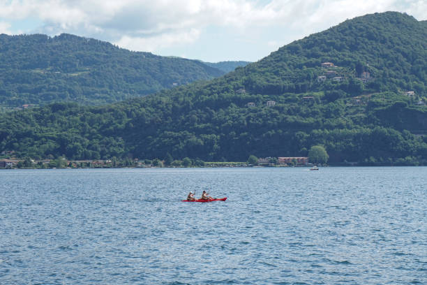 canoa rossa nel lago di orta - canoeing people traveling camping couple foto e immagini stock