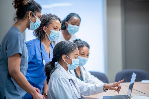 group of female medical researchers - research medical student doctor clinic imagens e fotografias de stock