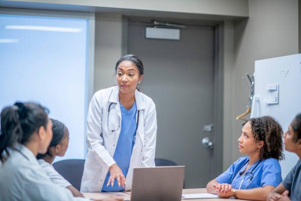 istock Medical professional presenting to group 1325147091