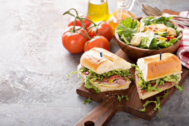 sándwich italiano para el almuerzo - sandwich submarine delicatessen salami fotografías e imágenes de stock