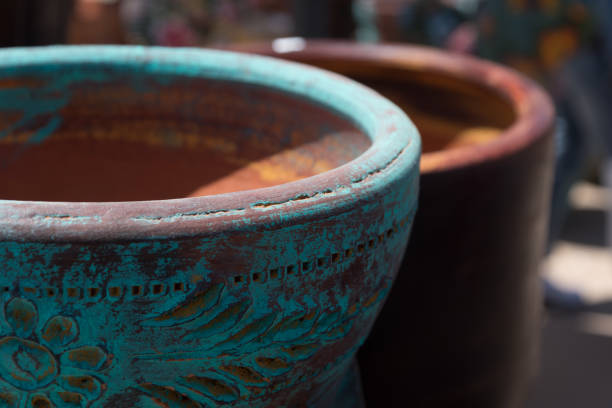 カリフォルニア州サンディエゴの旧市街のワークショップでの青い陶器ポットの詳細 - terra cotta pot ストックフォトと画像