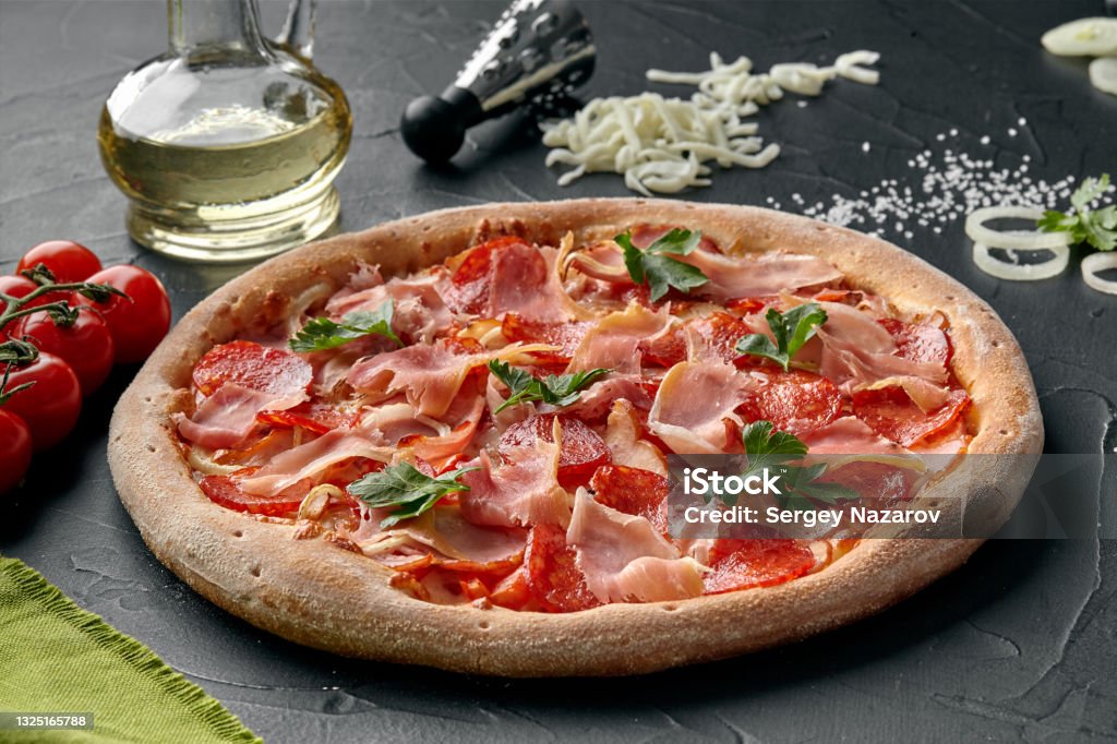 Pizza de carne italiana com salame, bacon e prosciutto - Foto de stock de Bacon royalty-free Pizza de carne italiana com salame, bacon e prosciutto - Foto de stock de Bacon royalty-free