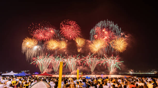 image de nuit avec des feux d’artifice de la saint-sylvestre (réveillon) qui explosent dans le ciel. - new years day new years eve new year ethnic photos et images de collection