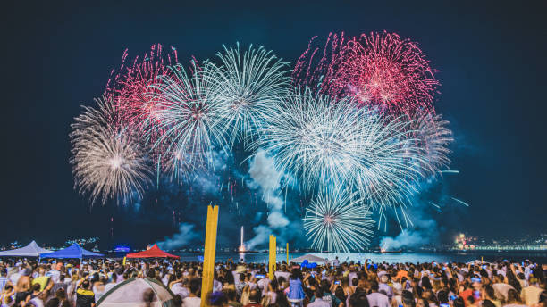 大晦日(レヴェイヨン)の花火が空に爆発する夜のイメージ。 - new years day new years eve new year ethnic ストックフォトと画像