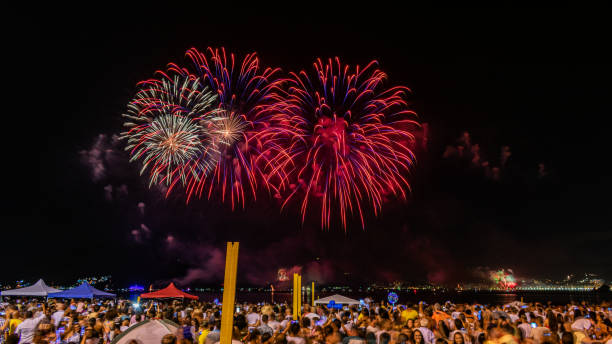 大晦日(レヴェイヨン)の花火が空に爆発する夜のイメージ。 - new years day new years eve new year ethnic ストックフォトと画像