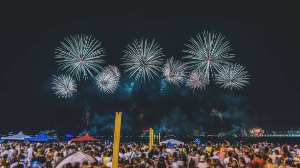 大晦日(レヴェイヨン)の花火が空に爆発する夜のイメージ。 - new years day new years eve new year ethnic ストックフォトと画像