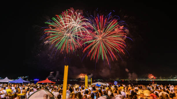 大晦日(レヴェイヨン)の花火が空に爆発する夜のイメージ。 - new years day new years eve new year ethnic ストックフォトと画像