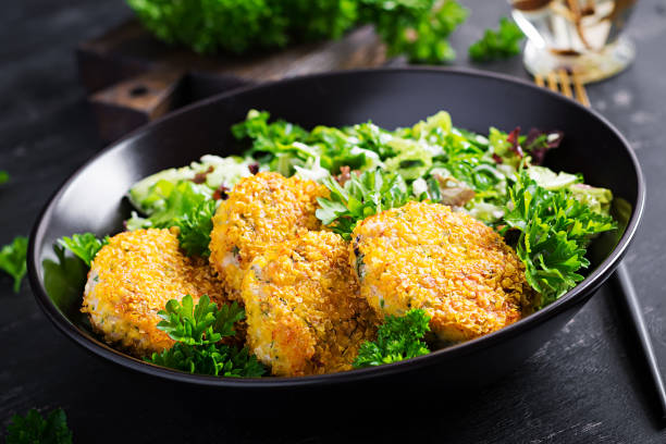 hausgemachte fischkroketten aus weißem fisch in cornflakes brot. fritter aus gehacktem kabeljau. köstliches und nahrhaftes mittag- oder abendessen. - fish cutlet stock-fotos und bilder