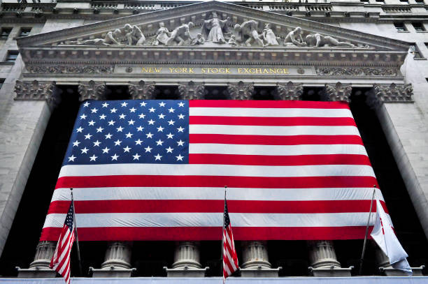 new york stock exchange in manhattan new york city - wall street new york stock exchange american flag manhattan financial district stock-fotos und bilder