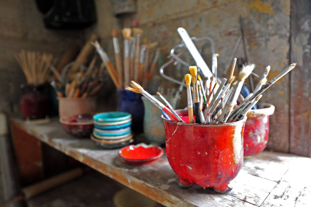 groupe de pinceaux dans un studio d’art - space artist nobody art photos et images de collection