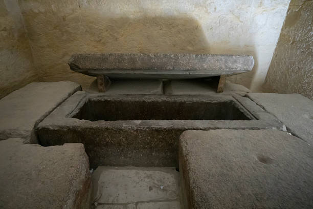 vista da cripta antiga dentro da segunda grande pirâmide de gizé. cairo, egito. a tumba dos faraós. - stone coffin - fotografias e filmes do acervo