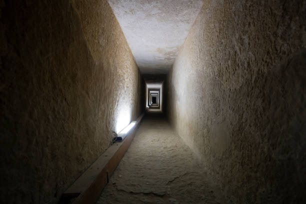 tunneleingang zur alten ägyptischen pyramide. eine lange passage in der pyramide von gizeh. ein prähistorisches wahrzeichen. gizeh, kairo, ägypten. innerhalb der zweiten pyramide. - archaeology egypt stone symbol stock-fotos und bilder