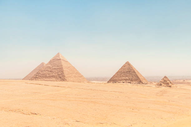 il complesso archeologico delle grandi piramidi egizi si trova sull'altopiano di giza. piramidi di chephren khafra, cheops khufu e mikerina menkaura e le piramidi satellitari. il cairo, egitto. - giza plateau immagine foto e immagini stock