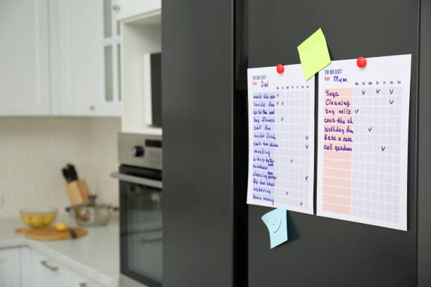 to-do-listen und haftnotizen auf kühlschrank in der küche. platz für text - refrigerator domestic kitchen magnet door stock-fotos und bilder
