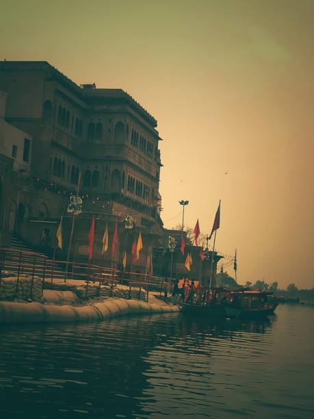 keshi ghat (vrindavan) - morning river ganges river varanasi imagens e fotografias de stock