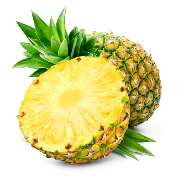 ananas isolato. ananas intero con metà e foglie. intero e tagliato mezzo ananas su bianco. profondità di campo completa. - ananas foto e immagini stock