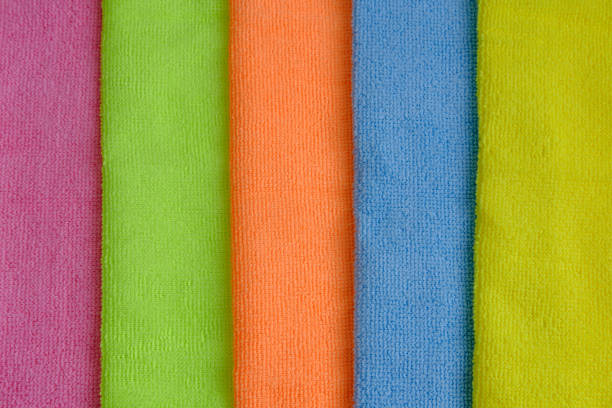 trapos de cores diferentes verticalmente. - rag domestic kitchen textile stack - fotografias e filmes do acervo