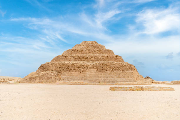 pyramide à degrés à saqqarah est le plus ancien grand bâtiment en pierre survivant dans le monde. construit par l’architecte imhotep à saqqarah pour l’enterrement du pharaon djoser vers 2650 av. j.-c. - sentinels of the tomb photos et images de collection