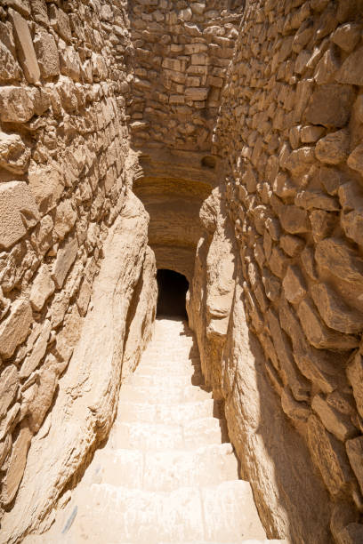 fausse entrée à la pyramide de djoser à saqqarah. descente dans le donjon. - saqqara egypt pyramid shape pyramid photos et images de collection