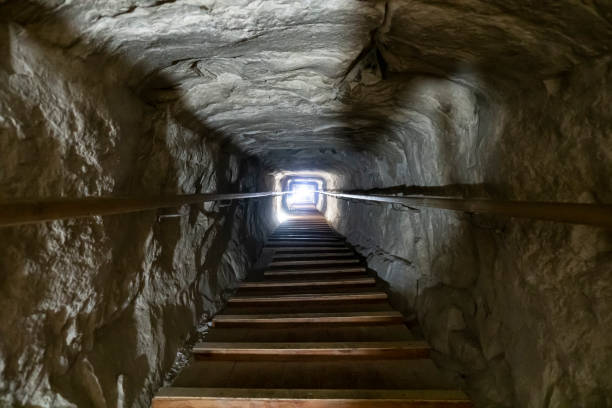 escalier de la tombe au centre d’une pyramide à gizeh, le caire en egypte. lumière au bout du tunnel. l’au-delà des anciens pharaons égyptiens - pyramide de khéops photos et images de collection