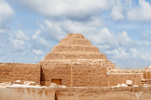 step pyramid at saqqara is the oldest surviving large stone building in the world. built by the architect imhotep in saqqara for the burial of pharaoh djoser circa 2650 bc. - the step pyramid of zoser imagens e fotografias de stock