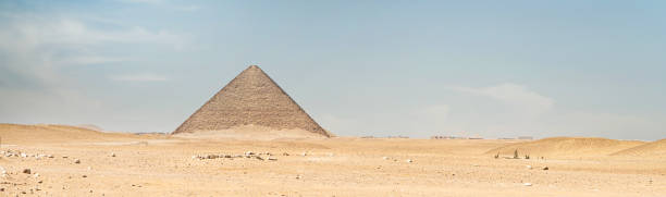 la pyramide du nord est la plus grande des trois grandes pyramides situées sur le territoire de la nécropole de dahshur. c’est la troisième plus haute pyramide d’égypte, après khéops et khafra à gizeh. - saqqara egypt pyramid shape pyramid photos et images de collection