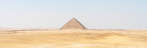 la pyramide du nord est la plus grande des trois grandes pyramides situées sur le territoire de la nécropole de dahshur. c’est la troisième plus haute pyramide d’égypte, après khéops et khafra à gizeh. - saqqara egypt pyramid shape pyramid photos et images de collection