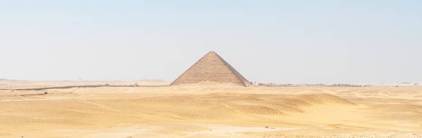北ピラミッドは、ダーシュール墓地の領土に位置する3つの大きなピラミッドの中で最も大きいピラミッドです。エジプトで3番目に高いピラミッドで、ギザのクフとカフラに次いで。 - snofru ストックフォトと画像