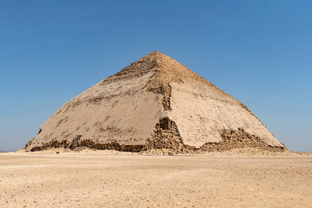 blick auf pyramide von snefru, gebogene pyramide auf blauem himmel hintergrund, bei dahshur, ägypten. südpyramide in dahshur wird wegen ihrer unregelmäßigen form als geschnitten oder diamantförmig bezeichnet. - pyramid shaped stock-fotos und bilder