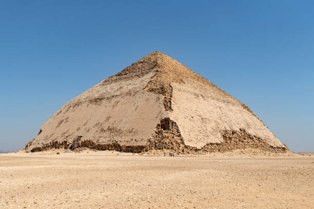 vista della piramide di snefru, piramide piegata su sfondo cielo blu, a dahshur, egitto. la piramide meridionale di dahshur è chiamata tagliata o a forma di diamante a causa della sua forma irregolare. - snofru foto e immagini stock
