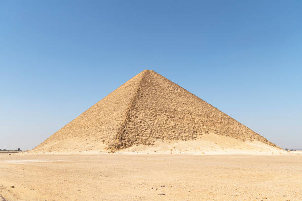 la pyramide du nord est la plus grande des trois grandes pyramides situées sur le territoire de la nécropole de dahshur. c’est la troisième plus haute pyramide d’égypte, après khéops et khafra à gizeh. - saqqara egypt pyramid shape pyramid photos et images de collection