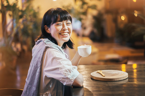 Mujer joven bebiendo café photo